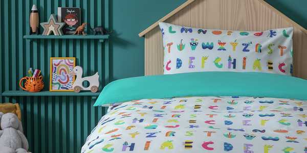 Kids' bedding set in alphabet print.